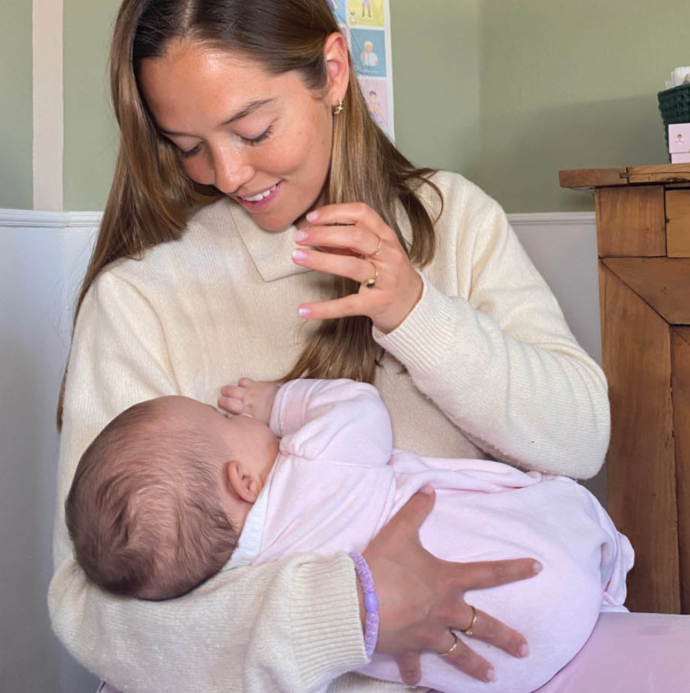 Mutter hält ihr neugeborenes Baby im Arm